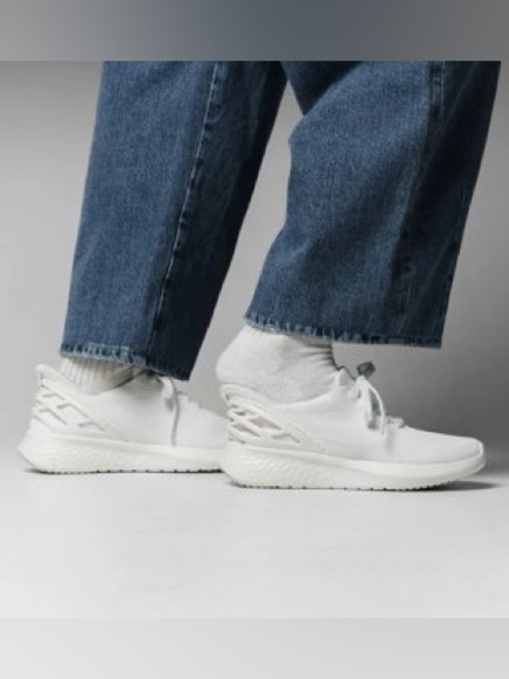 Kizik Athens White Sneakers US 8.5 hands free